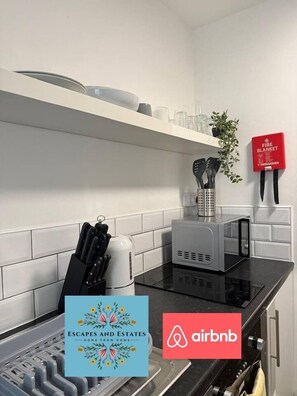 Fridge, microwave, oven, stovetop - Liverpool Studio: Parking, WiFi & City Access (Merseyside)