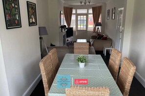 Dining - 3-Bedroom Family Home with Free Parking and WiFi (West Midlands)