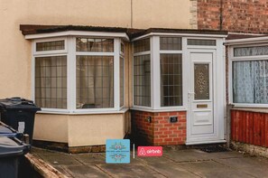 Exterior detail - Ilford House: 3 Bedrooms, Free Parking & WiFi (West Midlands)