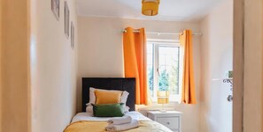 Iron/ironing board, WiFi, bed sheets - Ilford House: 3 Bedrooms, Free Parking & WiFi (West Midlands)