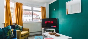 3BR House in Wolves | Ideal for Contractors + Wifi
