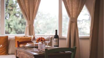 Deluxe Apartment, Garden View | Dining