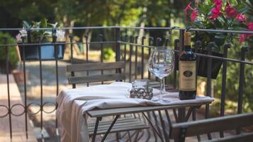 Deluxe-Doppelzimmer, Gartenblick | Speisen im Freien