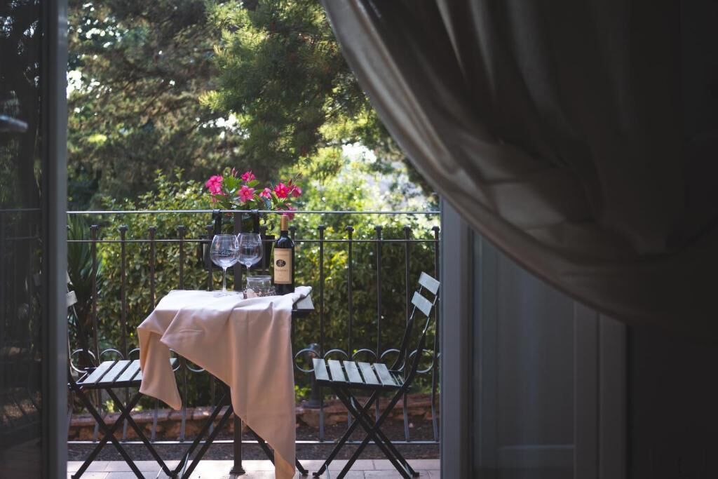 Deluxe-Doppelzimmer, Gartenblick | Speisen im Freien