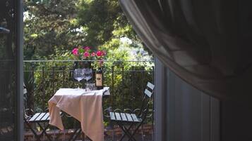 Deluxe-Doppelzimmer, Gartenblick | Speisen im Freien