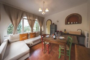 Deluxe Apartment, Garden View | Living area