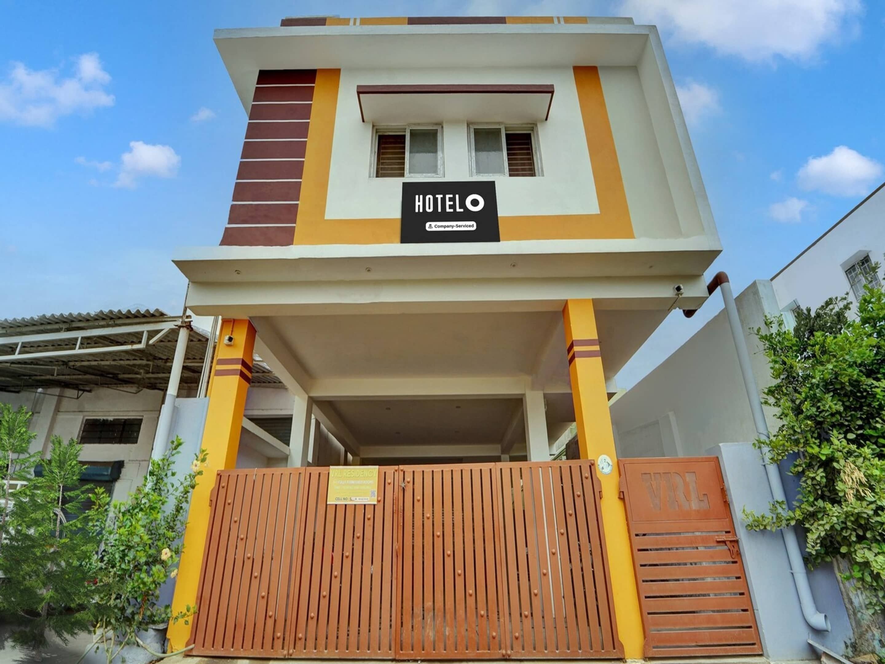 Un hôtel avec une enseigne indiquant « HÔTEL » et « Services d’entreprise ».