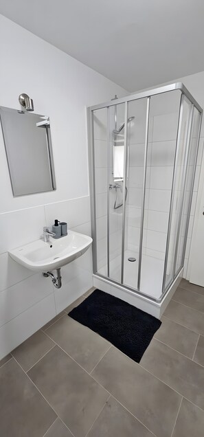 Shower - Apartment '5 Zimmer Wohung' with Wi-Fi (Hamburg)