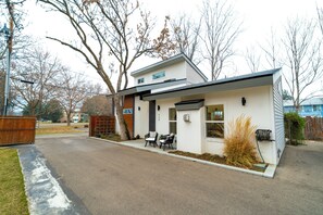Exterior - A cozy Boho home in Nampa, ID with modern feel. Private and close to downtown. (Nampa)