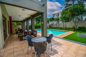 Outdoor pool - Stunning Studio Apartment In Fourways (Sandton)