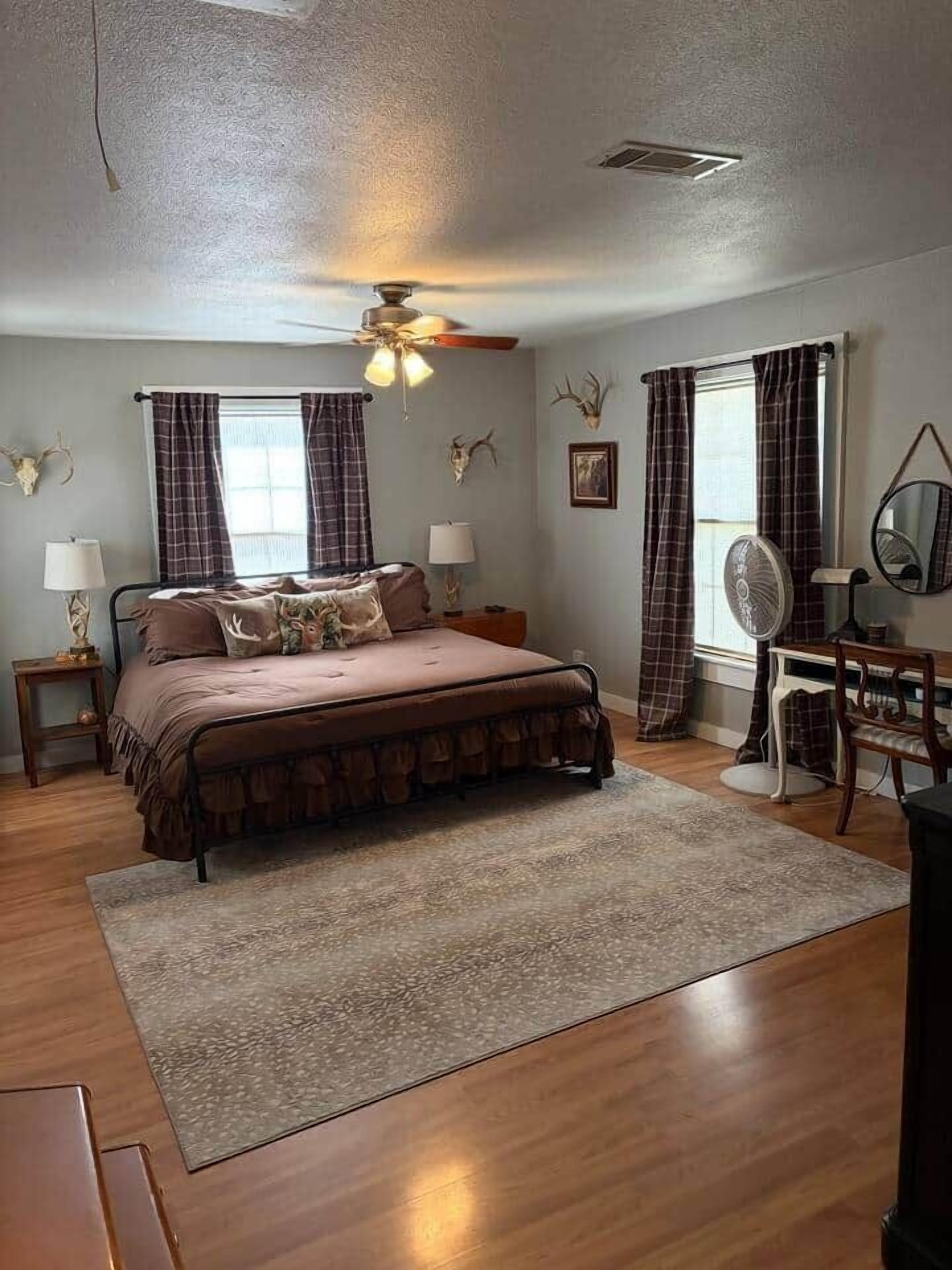 2 bedrooms, iron/ironing board, internet, bed sheets