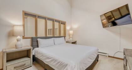 Charlie Rentz: Creekside Ski-In/Out, BC Village, Sleeps 6, Hot Tub, Walk to Everything