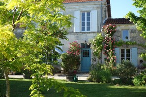 Exterior - Idyl – Guest Room in an Artists’ Home (Migré)