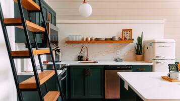 Coffee/tea maker, fridge, microwave, oven