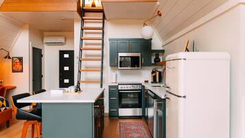 Coffee/tea maker, fridge, microwave, oven