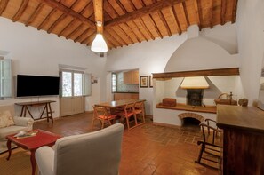 TV, caminetto