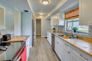 Interior - Dock! Waterfront Anglers Oasis in Lake Placid (Lake Placid)
