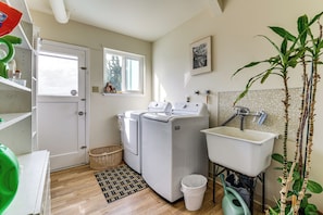 Apartment (0 Bedroom) | Interior - Casa Luna - Mtn Views in South San Francisco! (South San Francisco)