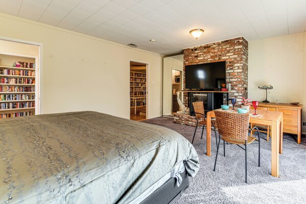 Apartment (0 Bedroom) | Front of property - Casa Luna - Mtn Views in South San Francisco! (South San Francisco)