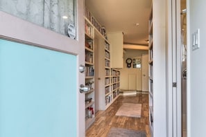 Apartment (0 Bedroom) | Interior - Casa Luna - Mtn Views in South San Francisco! (South San Francisco)