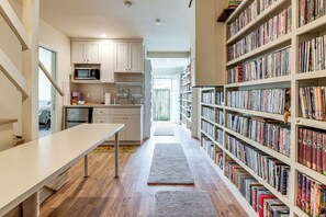 Apartment (0 Bedroom) | Interior - Casa Luna - Mtn Views in South San Francisco! (South San Francisco)