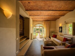 Living area - Villa Linchiano with Historic Tower and Private Pool (Gambassi Terme)