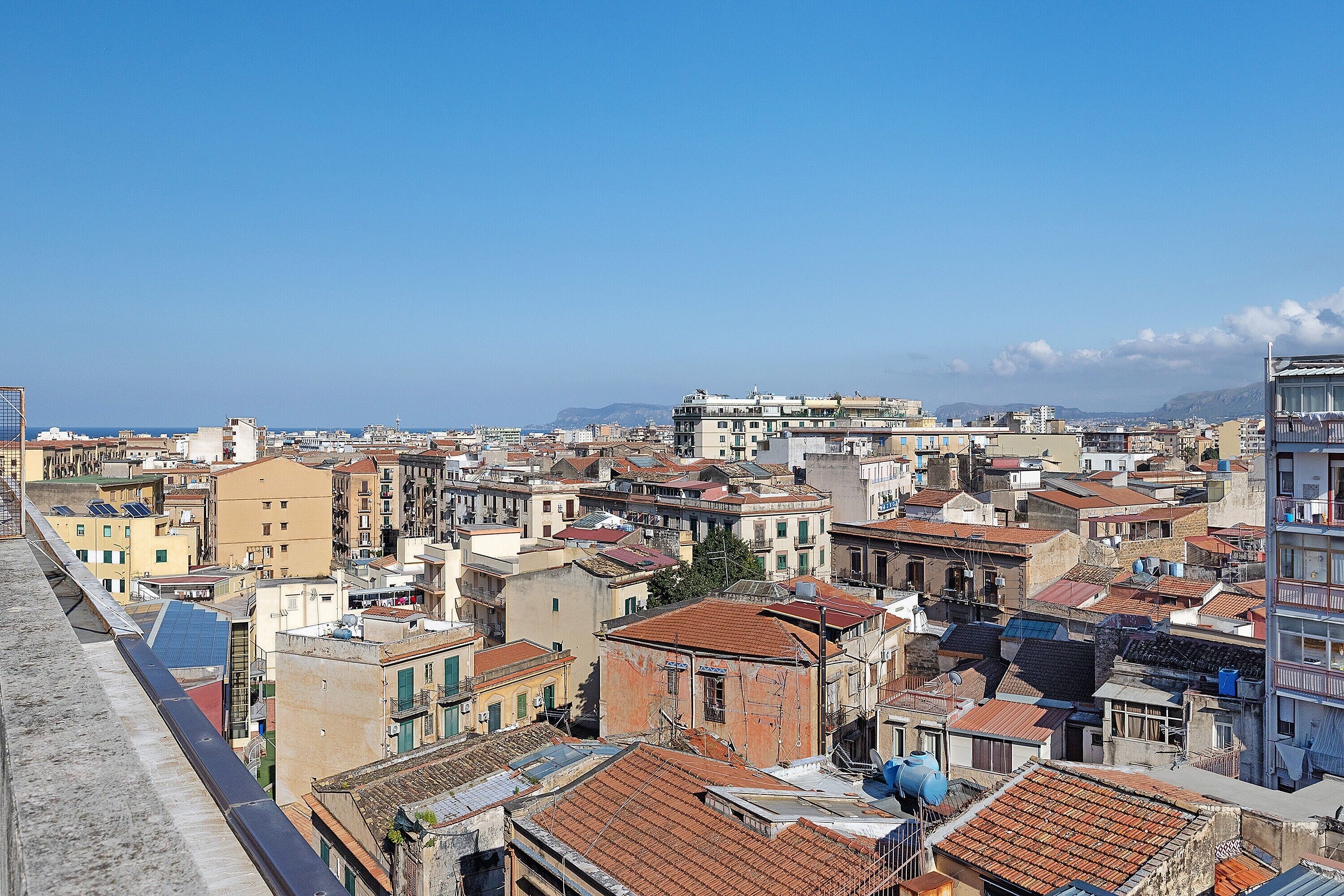 Una zona urbana densamente poblada con diversos estilos arquitectónicos y un cielo despejado.