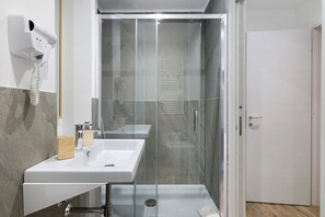 Dusche, Haartrockner, Handtücher