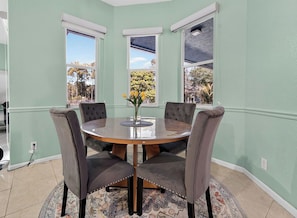Gather around your elegant dining table with leafy garden views through every window—perfect for morning coffee or sunset dinners. - Lox/Wellington Acreage Equestrians 5 beds Sleeps 10 (West Palm Beach)