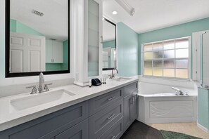 Unwind in your spa-like bathroom with dual vanities, soaking tub, and calming seafoam walls that create the perfect retreat. - Lox/Wellington Acreage Equestrians 5 beds Sleeps 10 (West Palm Beach)