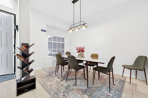 Gather around your stylish dining table for memorable meals with loved ones in this bright, modern space. - Lox/Wellington Acreage Equestrians 5 beds Sleeps 10 (West Palm Beach)