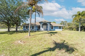 Charming blue single-story home surrounded by tropical palms and spacious lawn in a peaceful Florida neighborhood. - Lox/Wellington Acreage Equestrians 5 beds Sleeps 10 (West Palm Beach)