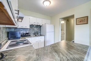 Apartment (2 Bedrooms) | Interior - Cozy Couples Escape in Homewood: Pets Welcome! (Homewood)