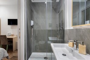 Shower, hair dryer, towels - Room 'Green Roof Palermo - 2 Menta' with Balcony, Wi-Fi and Air Conditioning (Palermo)