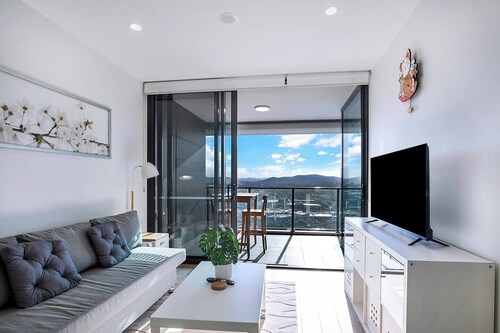 Windward Inner city Skyline Stay with Pool Access