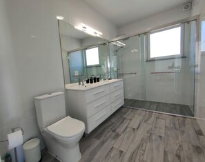 Shower, hair dryer, towels - Charming 2-bedroom villa in São Bartolomeu de Messines with AC and private pool (São Bartolomeu de Messines)