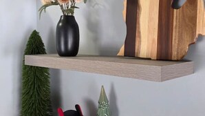 Dos estantes de madera con adornos.