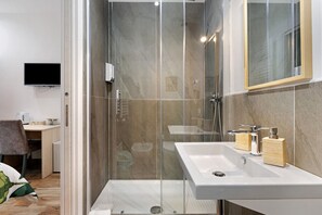 Shower, hair dryer, towels - Room 'Green Roof Palermo - 3 Rosmarino' with Balcony, Wi-Fi and Air Conditioning (Palermo)