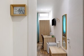 A modern room with a wooden desk, a chair, a small refrigerator, and a mirror. - Room 'Green Roof Palermo - 4 Salvia' with Wi-Fi and Air Conditioning (Palermo)