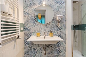 Dusche, Haartrockner, Handtücher