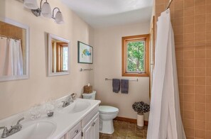 Secadora de cabello, toallas, papel de baño 