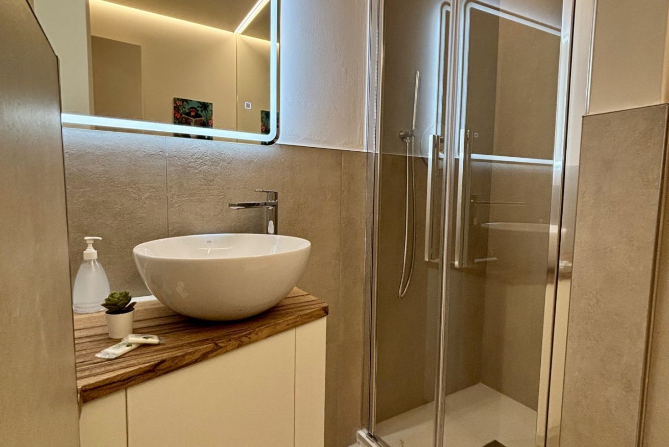 Douche, sèche-cheveux, bidet, serviettes fournies
