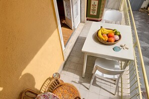 Outdoor dining - Bright & Cozy Flat: Walk to Beach & Train Station (Sanremo)
