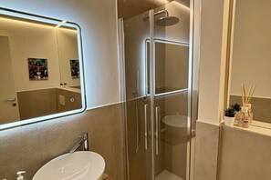 Doccia, asciugacapelli, bidet, asciugamani