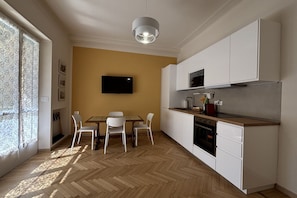 Fridge, microwave, oven, stovetop - Bright & Cozy Flat: Walk to Beach & Train Station (Sanremo)