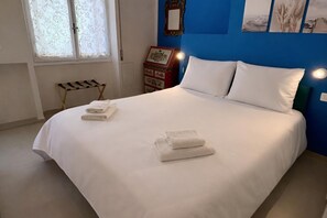Desk, iron/ironing board, free WiFi, bed sheets - Bright & Cozy Flat: Walk to Beach & Train Station (Sanremo)