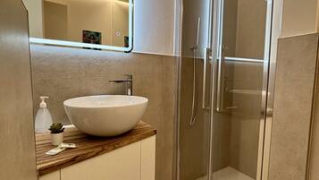 Doccia, asciugacapelli, bidet, asciugamani