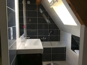 Bathroom - Holiday Home "Maison Au Calme" with Private Terrace and Garden (Cahus)