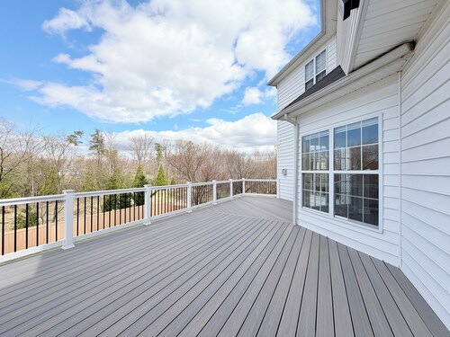 Spacious 4 bd Modern Home with Private Yard & Games