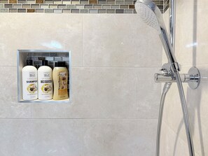 Douche, bidet, serviettes fournies, savon